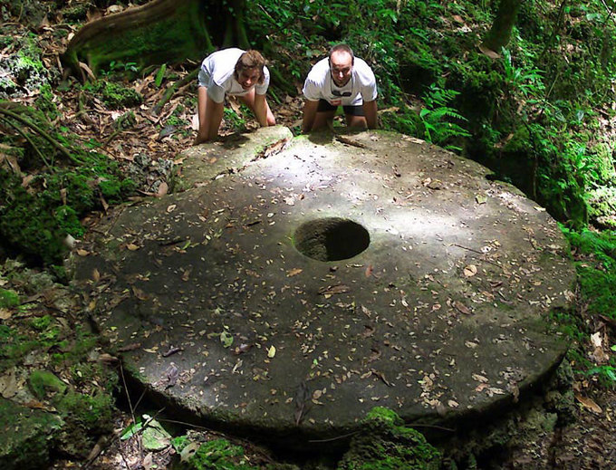 Hòn đảo sử dụng đồng xu to hơn cả người